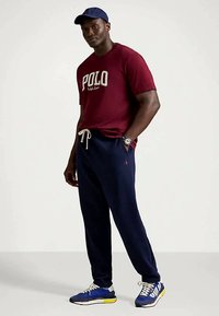 Polo Ralph Lauren Big & Tall LOGO JERSEY T-SHIRT - T-shirt med print - classic wine