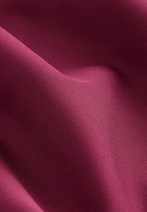 Burgundia kangas sileda tekstuuriga, millel on peened sooned. Pehme ja langeb kergesti, näidates rikkalikku ja ühtlast värvi.