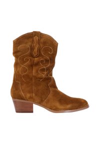 Bota de cowboy de ante marrón con puntera ligeramente afilada, costuras detalladas y tacón apilado. Presenta patrones decorativos en la parte superior.