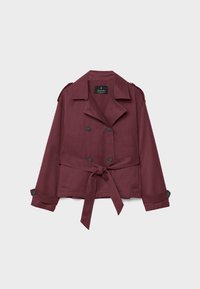 Bordeaux gekorte trenchcoat met dubbelgeknoopte knopen, een strikceintuur, schouderepauletten en knoopmanchetten. Gladde stoftextuur.
