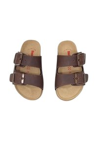 Sandali in pelle marrone con due fibbie regolabili, soletta in sughero sagomata e suola testurizzata. Design semplice, open-toe, stile flat.