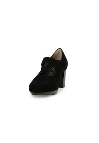 Scarpa nera in suede stile Mary Jane con punta arrotondata, una sola cinghia sul dorso del piede e tacco alto spesso.
