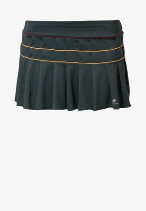 Tmavě zelený skort s plisovaným designem, s kontrastními žlutými a vínovými akcentními proužky v pase. Logo v dolní pravé části.