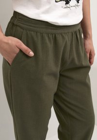 Cream Pantalones deportivos - green