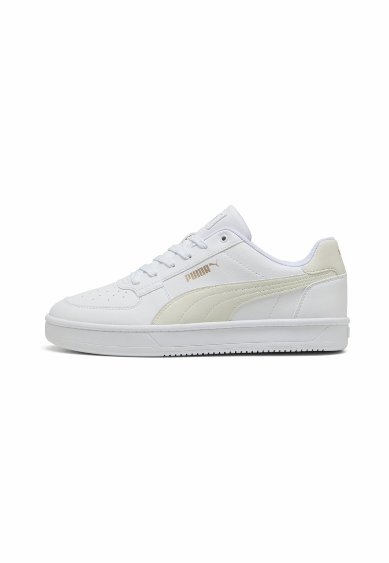 Fehér bőr sneaker krémszínű PUMA csíkkal, texturált felülettel, kerek orral, fűzős záródással és gumitalppal. Arany logó akcentus az oldalon.