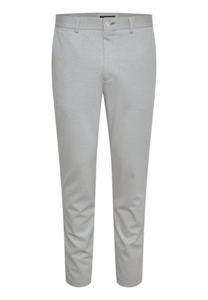 Pantalones ajustados de color gris claro con una textura suave, que cuentan con un cierre de botón, trabillas para cinturón y bolsillos frontales. Diseño recortado a la altura del tobillo.
