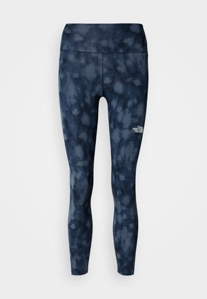 Μαύρο μπλε κολάν με μοτίβο tie-dye, ψηλή μέση και λογότυπο λευκό στο κάτω μέρος του ποδιού. Κατασκευασμένο από ελαστικό, διαπνέον υλικό.