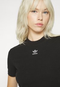 adidas Originals Základné tričko - black