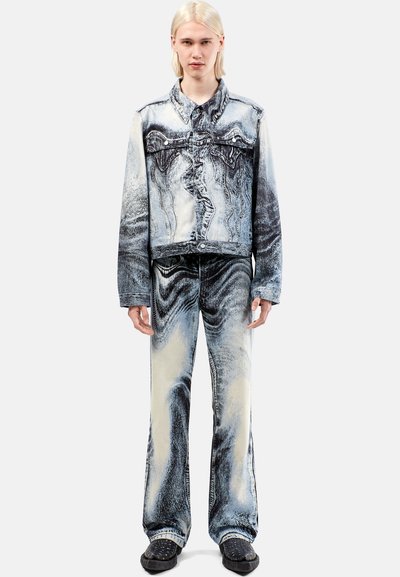 Denim takki ja housut, joissa on sinivalkoinen marmoroitu kuvio. Rentomallinen, nappikiinnitys ja kontrastiväriset ompeleet. Karkeapintainen kangas.