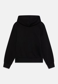 Černá mikina s kapucí, se zkráceným střihem, dlouhými rukávy a žebrovanými manžetami. Hladká textura a minimalistický styl na zadní části.