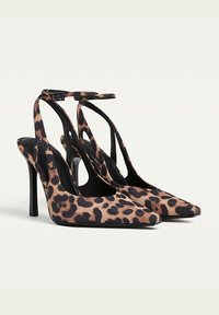 Cipele s visokom potpeticom i otvorenim petama u leopard uzorku, s izoštrenim prstima, teksturiranim materijalom i prilagodljivim remenom oko zapešća. Crni detalji i vitke potpetice.