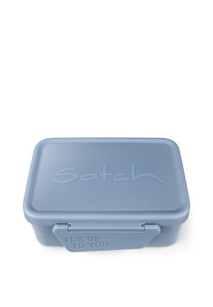 Hellblaues rechteckiges Lunchpaket mit abgerundeten Kanten, aus Kunststoff. Mit eingeprägtem "Satch"-Logo und dem Text "ES LIEGT AN DIR" am Verschluss.