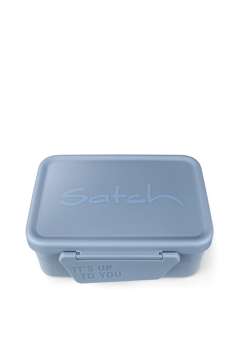Hellblaues rechteckiges Lunchpaket mit abgerundeten Kanten, aus Kunststoff. Mit eingeprägtem "Satch"-Logo und dem Text "ES LIEGT AN DIR" am Verschluss.