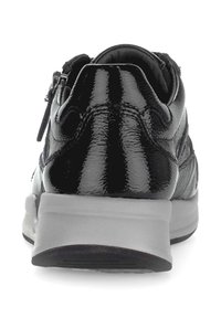 Sneaker in pelle nera con finitura lucida, dotata di tacco imbottito, suola grigia e dettagli di cucitura sottili. Accento con cerniera sul lato.