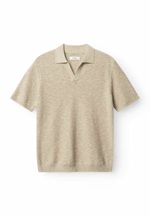 Bézs rövid ujjú póló, texturált kötött anyagból készült, V-nyakkivágással és szabványos gallérral. Bordázott szegély és ujjak.