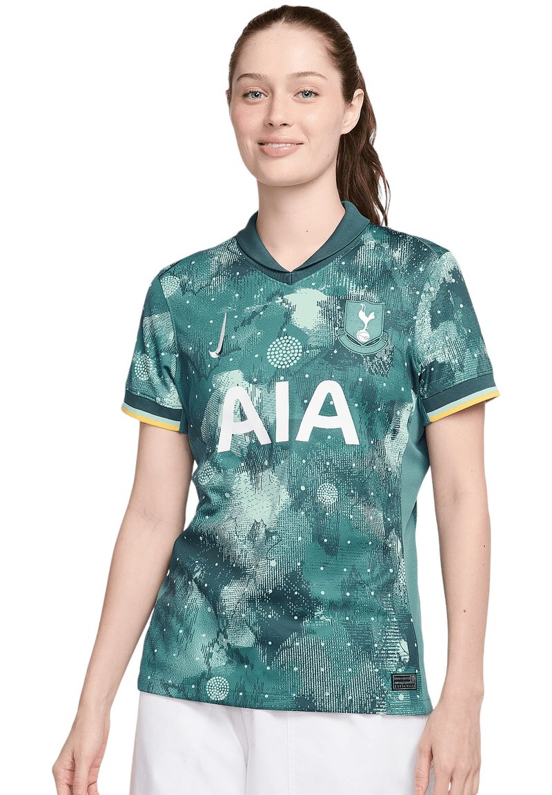 Maglia da calcio verde realizzata in tessuto leggero, con un motivo testurizzato, logo bianco "AIA" e accenti gialli sulle maniche.