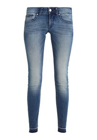 Jeans ajustados de denim azul con un lavado deslavado, diseño de cinco bolsillos y cremallera. Cuenta con un logo de la marca en la parte trasera y detalles cosidos.