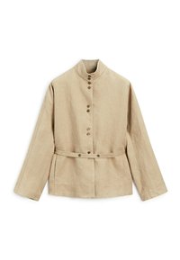 Veste beige à manches longues avec col montant, fermeture par boutons sur le devant, et une fine ceinture à la taille, posée à plat sur fond blanc.