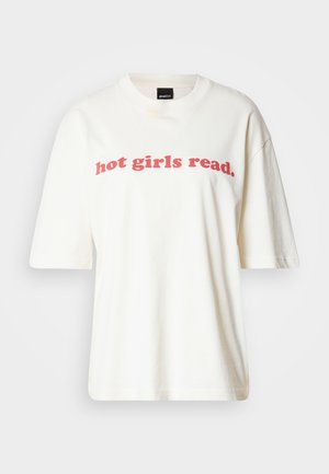 Tricou alb din bumbac cu mâneci scurte și croială lejeră. Are un text roșu pe piept, centrat, care spune „fetele fierbinți citesc.”