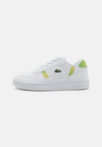 Sneaker bianche in pelle con accenti verdi e gialli, punta arrotondata, dettagli perforati, chiusura con lacci e suola bianca texturizzata.