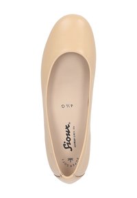 Beige Leder-Ballettschuhe mit abgerundeter Zehe, glatter Textur und minimaler Naht. Innen sind Marken und Größenangaben sichtbar.