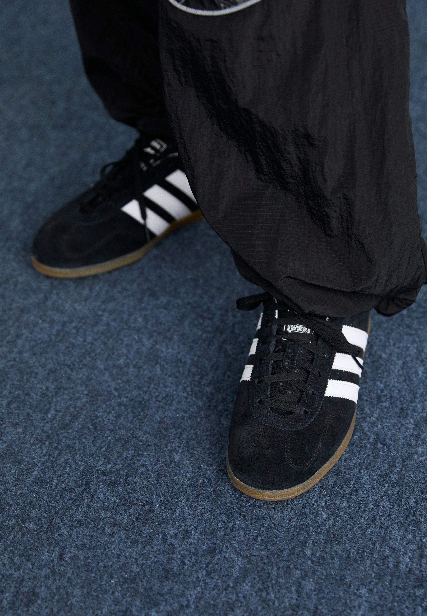 adidas Originals GAZELLE LO PRO W - Trainers - black/white/gum