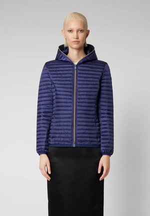 Giubbotto imbottito navy con motivo a cuciture orizzontali, cappuccio, zip frontale e polsini elasticizzati, realizzato in tessuto leggero e liscio.