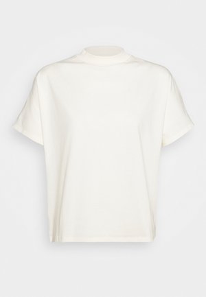 Schlichtes weißes T-Shirt mit kurzen Ärmeln und hohem Rundhalsausschnitt, flach auf einem hellgrauen Hintergrund gezeigt.