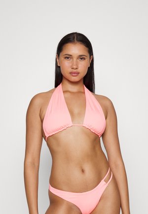 Conjunto de biquíni rosa com um top de pescoço halter com detalhe franzido e um fundo de cintura baixa com pormenores de alças duplas. Tecido de textura suave.