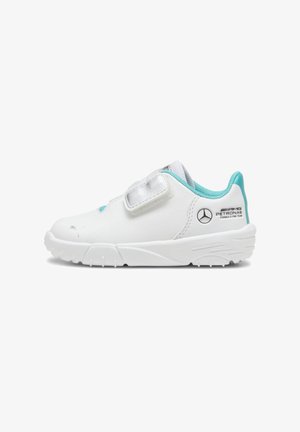 Baskets blanches avec une finition texturée, des accents turquoise, et une bride Velcro. Présentent un logo Mercedes sur le talon et une semelle renforcée.