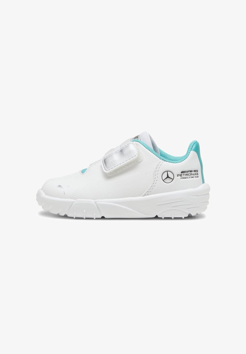 Baskets blanches avec une finition texturée, des accents turquoise, et une bride Velcro. Présentent un logo Mercedes sur le talon et une semelle renforcée.