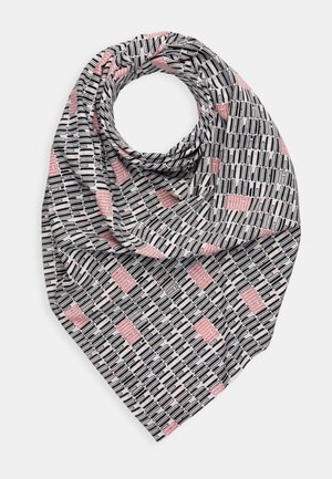 Lysegråt tørklæde med sorte og pink geometriske rektangulære mønstre, foldet i en løs cirkulær form på en hvid baggrund.