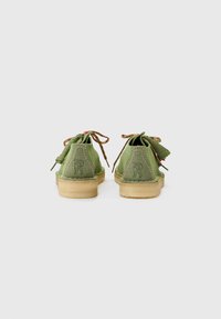 Clarks Originals DESERT TREK - Pantofi casual cu șiret - apple suede