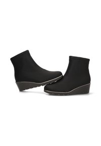 Botas negras hasta el tobillo hechas de material sintético suave con un tacón de cuña. Presentan un diseño sin costuras y una suela texturada para mayor agarre.