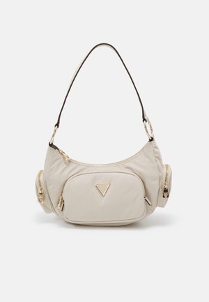 Beige skuldertaske med hovedlynlåslomme, frontlynlåslomme, to sidelommer med lynlås og en sort rem med guldfarvet hardware.