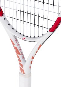 Tennistennisracket met een wit frame, rode accenten en zwarte raster snaren. Het heeft een gestructureerde grip en gedrukte specificaties nabij het handvat.