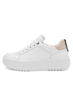 Weißer Sneaker mit niedrigem Schaft und dicker Sohle, beige Ferseneinlage, weißen Schnürsenkeln und strukturiertem Außensohle, seitlich auf weißem Hintergrund dargestellt.