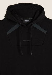 Felpa nera in cotone, con tasca a marsupio frontale, cappuccio con coulisse e dettagli grigio chiaro sulle spalle. Logo Freddy visibile.