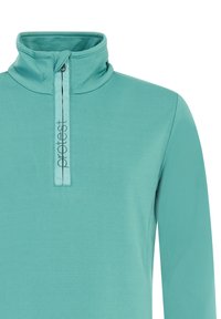 Svetlo tyrkysový pulover s vysokým golierom, polovičným zipsom a detailom loga. Hladká textúra a priliehajúci strih, vhodný na vrstvenie.