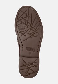 Brauner Gummisohlenabsatz mit strukturiertem Profilmuster, genähten Kanten und dem "Camper"-Logo sowie der deutlich sichtbaren Größe "42".