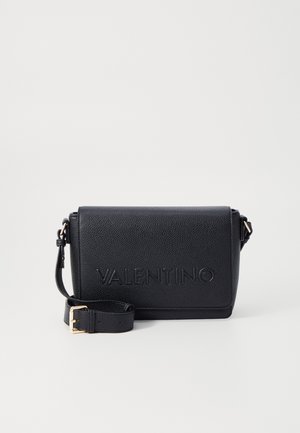 Černá kožená crossbody taška s nastavitelným popruhem, zlatou přezkou a raženým logem "VALENTINO" na předním klopě.