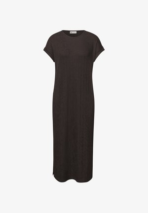 Robe midi en maille côtelée marron foncé, avec manches courtes retroussées, col rond et petites fentes latérales à l'ourlet.