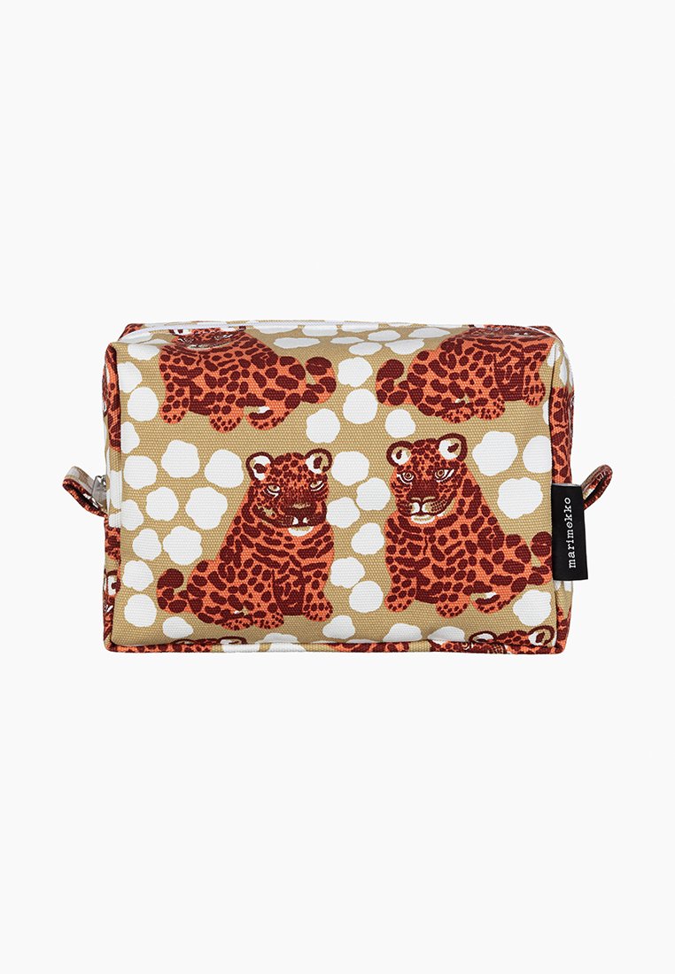 Rechteckige beige Tasche mit rotem Leoparden-Cub-Muster und weißen Punkten, mit einem Reißverschluss und einem kleinen schwarzen "marimekko" Stoffetikett an der Seite.