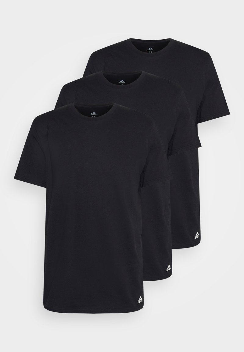 Τρία μαύρα βαμβακερά t-shirt με κοντά μανίκια, στρογγυλές λαιμόκοψεις, και ένα λευκό λογότυπο Adidas στο κάτω αριστερό μέρος του κάθε μπλουζάκι.