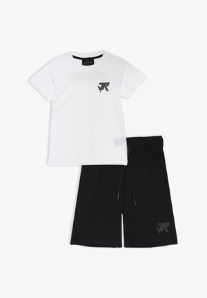 Hvid kortærmet T-shirt med sort "JR"-logo på brystet kombineret med sorte knælange shorts med matchende logo på venstre ben.