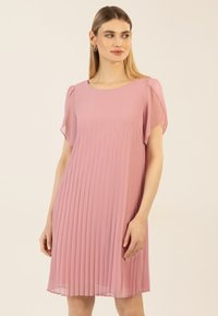 Helles pinkes Kleid mit gefalteter Textur, kurzen schwingenden Ärmeln und rundem Ausschnitt. Hergestellt aus einem fließenden Stoff, leicht und luftig.