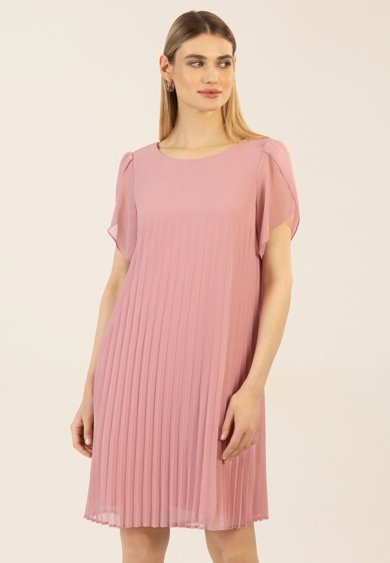 Helles pinkes Kleid mit gefalteter Textur, kurzen schwingenden Ärmeln und rundem Ausschnitt. Hergestellt aus einem fließenden Stoff, leicht und luftig.