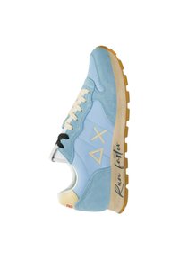 Sneaker blu in suede con punta in pelle color crema, intersuola beige e suola in gomma marrone. Caratterizzato da accenti geometrici e testo "Corri più veloce".