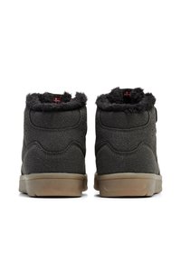 Schwarze High-Top-Sneaker mit fellartigem Kragen, glatter Textur, Gummisohle und kontrastierender hellbrauner Laufsohle. Dezente Steppdetails sind sichtbar.