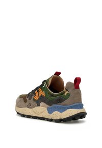 Sneaker mit einer Kombination aus Wildleder und Mesh in grünem Camouflage, Beige und Braun. Akzentuiert mit orangefarbenen Schnürsenkeln und einer blau gesprenkelten Sohle.